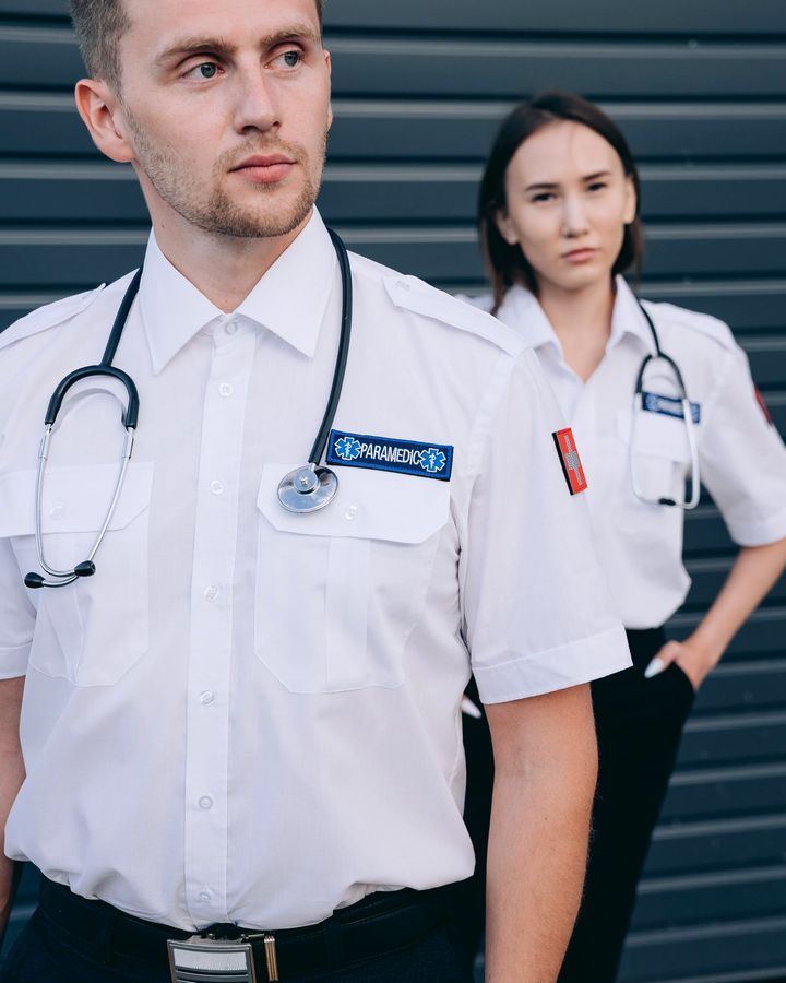 Deux ambulanciers en tenue blanche