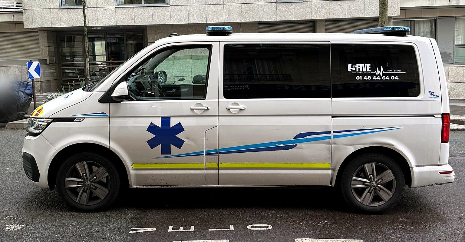Véhicule FIVE Ambulances vu de profil