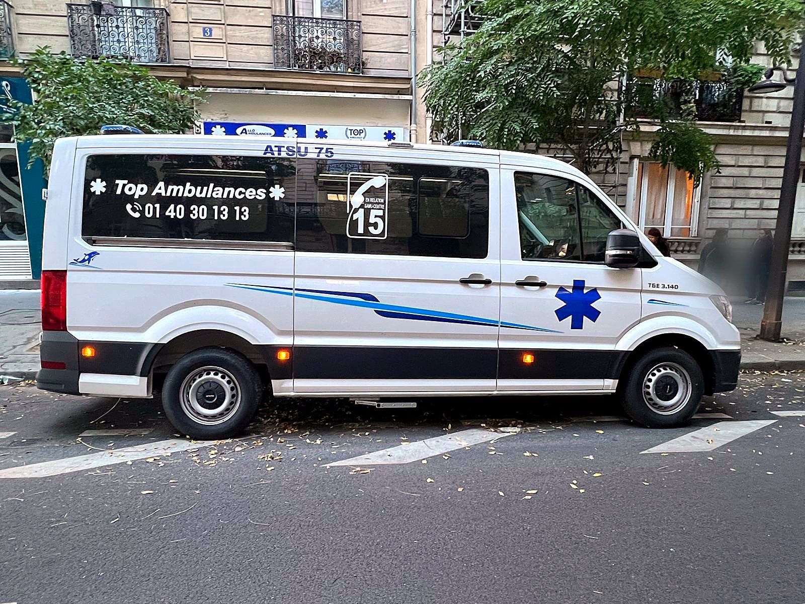 Ambulance TOP Ambulances garée dans une rue de Paris